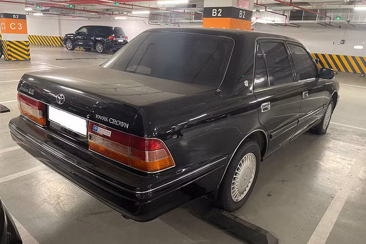 Bên cạnh đó, chiếc Toyota Crown 3.0 đời 1997 mang biển số 80B-2466 có mức giá khởi điểm 194 triệu đồng đã trải qua tới 41 lần trả giá, mức giá trúng lên tới 444 triệu đồng.
