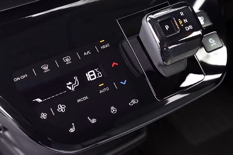 Ghế của xe được bọc da tổng hợp trong khi vô lăng có thiết kế 3 chấu, tích hợp phím chức năng. Ngoài ra, xe còn có bảng đồng hồ kỹ thuật số với màn hình LCD 7 inch, màn hình cảm ứng trung tâm 9 inch, cần số điện tử, điều hòa chỉnh bằng màn hình cảm ứng, phanh tay điện tử và tự động giữ phanh tạm thời.