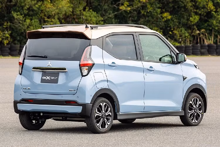 Là xe điện thuộc phân khúc kei car, Mitsubishi eK X EV chạy điện cỡ nhỏ sở hữu kích thước dài x rộng x cao lần lượt là 3.400 x 1.480 x 1.600 mm và chiều dài cơ sở 2.500 mm. Như vậy, mẫu xe này có kích thước lớn hơn so với VinFast VF3 sắp bán ở Việt Nam trong khi chiều dài cơ sở chỉ kém 13 mm so với VF5 Plus.