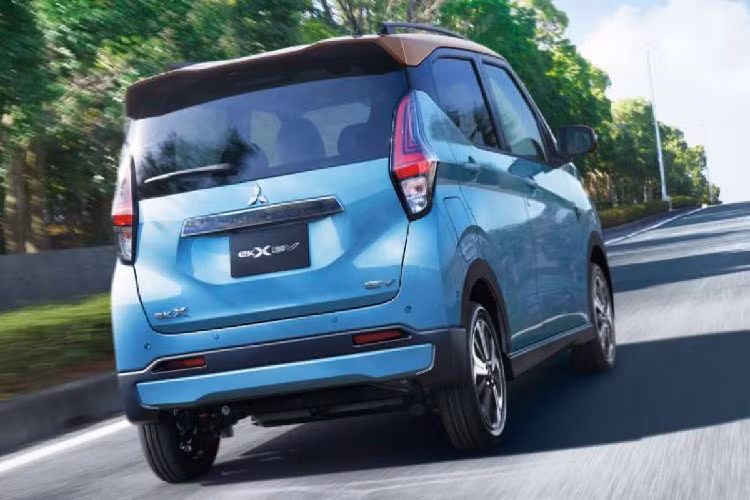 Mitsubishi eK Cross EV có thể dùng cả sạc nhanh lẫn sạc chậm. Với sạc chậm AC, thời gian sạc đầy pin sẽ là 8 tiếng đồng hồ. Với sạc nhanh DC, thời gian tăng dung lượng pin lên 80% là 40 phút. Người lái cũng có thể dùng Mitsubishi eK Cross EV để cung cấp điện cho ngôi nhà mình trong thời gian 1 ngày.