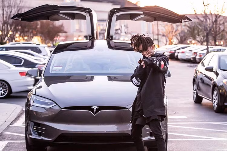Ngôi sao trẻ tuổi Jaden Smith của làng điện ảnh Mỹ được xem là một trong những người đầu tiên sở hữu dòng xe điện Tesla Model X.
