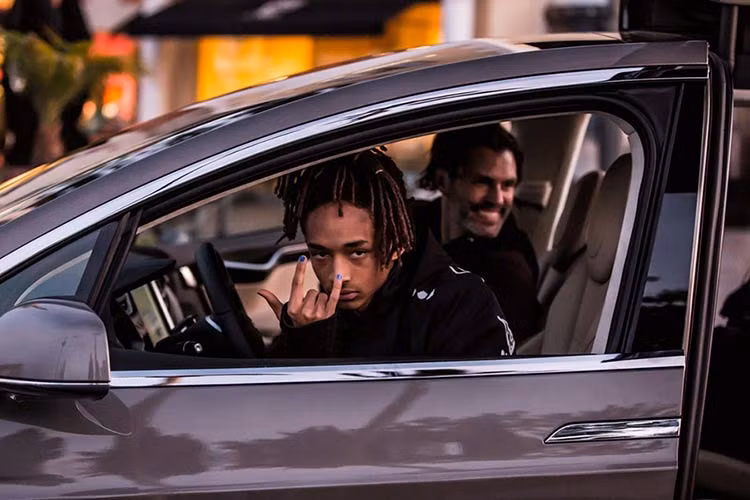 Chính anh trai của Jaden Smith đã xác nhận thông tin này khi đăng ảnh nam diễn viên trẻ đứng bên chiếc Tesla Model X lên Instagram. “Tôi đang chứng kiến cảnh em trai Lil nhận chìa khóa của chiếc xe đầu tiên”, anh trai Jaden Smith viết trên Instagram.