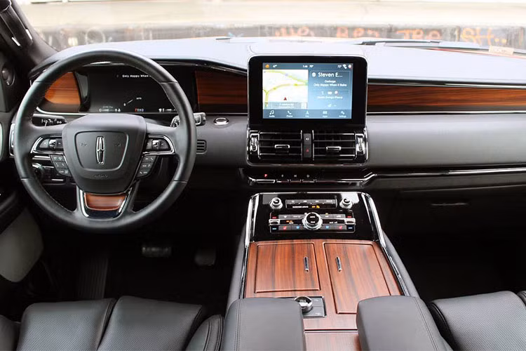 Lincoln Navigator có giá 96.570 USD. Xe không chỉ đẹp mắt bởi các chi tiết gỗ ốp, da và piano đen bóng kết hợp xuất sắc. Nó còn được đánh giá cao ở các tính năng tiện nghi trên xe như gập điện hàng ghế thứ 2 và 3, ghế tài xế điều chỉnh nhiều hướng khá tiện dụng.