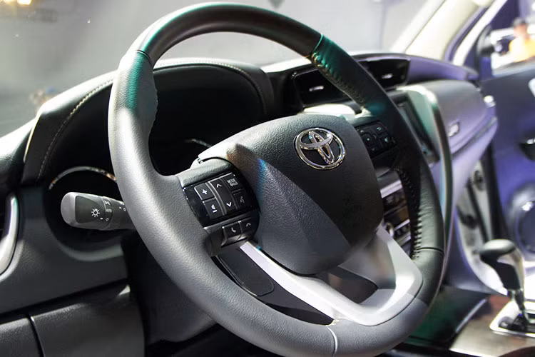 Fortuner 2017 được thiết kế chăm chút cho người lái nhiều hơn khi có thêm lẫy chuyển số, kiểm soát hành trình, khởi động nút bấm, 2 chế độ lái (Eco và Power) và vô-lăng nhiều cảm xúc hơn. Cần gài cầu thủ công được loại bỏ, thay thế bằng núm xoay gài cầu điện gọn gàng.