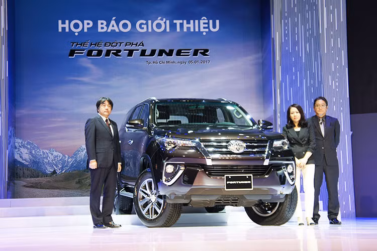 Toyota Fortuner là dòng SUV bán chạy nhất tại thị trường Việt Nam với 50% thị phần trong phân khúc. Cho tới nay, đã có tổng cộng 62.500 xe Toyota Fortuner đến tay khách hàng, gấp nhiều lần doanh số của cả Mitsubishi Pajero Sport và Ford Everest cộng lại.