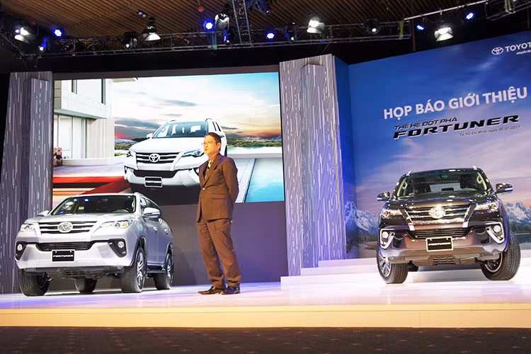 Chỉ tính riêng tháng 10/2016, dù Toyota chuẩn bị bán Fortuner phiên bản mới ra thị trường, doanh số vẫn đạt 1.190 xe, về đích thứ 3 trên bảng xếp hạng 10 xe bán chạy nhất. Toyota Fortuner 2017 ra mắt, sẽ tạo cuộc chơi cân bằng về cải tiến, nâng cấp với Ford Everest và Mitsubishi Pajero Sport phiên bản mới.