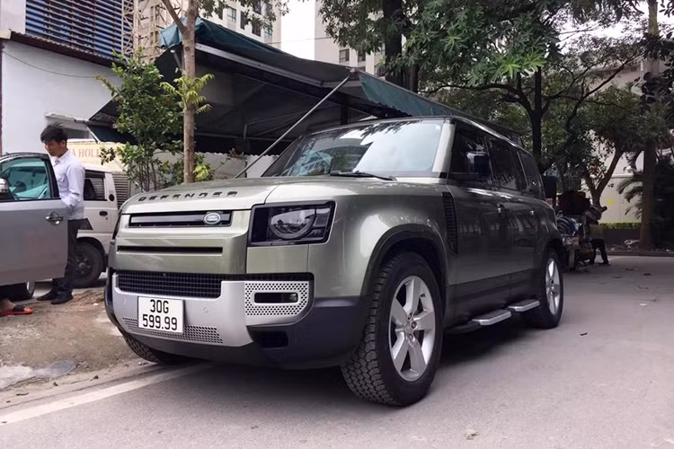 Mới đây, những hình ảnh về một chiếc Land Rover Defender đời mới mang cặp biển số 30G-599.99 đã được đăng tải trên mạng xã hội và nhanh chóng thu hút sự quan tâm đông đảo của các tín đồ mê xe cả nước. Được biết, đây là một trong những chiếc Land Rover Defender đầu tiên ra biển tại Việt Nam, xe thuộc phiên bản First Edition.