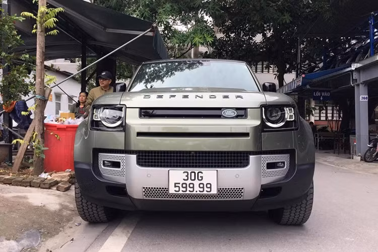 Thực tế, việc những chiếc xe sang, siêu xe hay xe đắt tiền tại Việt Nam sở hữu cho mình những cặp biển số tứ quý, ngũ quý hoặc những cặp biển số đẹp, số lặp ấn tượng đã không còn quá xa lạ. Tuy nhiên, để tự tay bấm được một cặp biển số như vậy thì lại là một câu chuyện hoàn toàn khác và đòi hỏi ở chủ nhân của chiếc xe một sự may mắn đáng ngưỡng mộ.