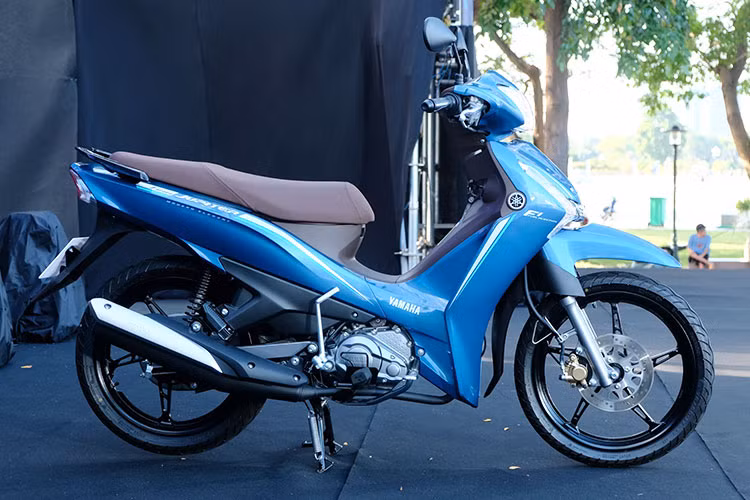 Gia nhập thị trường xe số thì từ năm 2001, Yamaha Jupiter đã ghi dấu ấn sâu sắc trong lòng người dùng Việt về hình ảnh một chiếc xe có thiết kế trẻ trung, nhỏ gọn cùng động cơ khỏe khoắn. Trong hơn 20 năm góp mặt tại thị trường Việt Nam, Jupiter đã khoác lên mình nhiều chiếc áo mới, từ Jupiter đời đầu đến các dòng R, V, MX, Gravita hay Fi. Dù ở phiên bản nào, Jupiter luôn trở thành sự lựa chọn ưu tiên của người dùng.