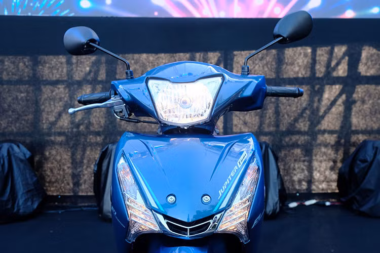 Về ngoại hình, Yamaha Jupiter Finn tại Việt Nam có kích thước tổng thể dài x rộng x cao là: 1.940 x 710 x 1.095 mm, chiều dài cơ sở 1.235 mm. Phiên bản này lớn hơn Jupiter thế hệ cũ, nhưng nó lại mang đến sự mềm mại nhiều hơn. Phần đầu xe được thiết kế mới và nhiều chi tiết phẳng hơn và có chi tiết hốc gió trung tâm tạo điểm nhấn.