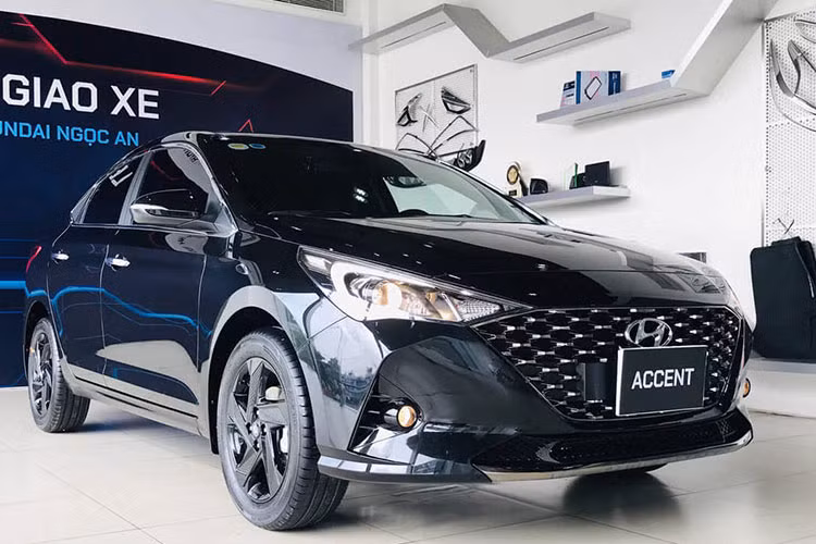 Trong đó, Hyundai Accent bán chạy nhất Việt Nam, dẫn đầu doanh số toàn thị trường với 1.024 xe bán ra, nhiều hơn đối thủ gần 800 xe. Đồng thời, với kết quả này Hyundai Accent trở thành mẫu xe bán chạy nhất phân khúc Sedan hạng B trong tháng 1. Tại Việt Nam, Hyundai Accent được bán ra với 4 phiên bản gồm: Accent 1.4 MT Base, Accent 1.4 MT, Accent 1.4 AT và Accent 1.4 AT đặc biệt.