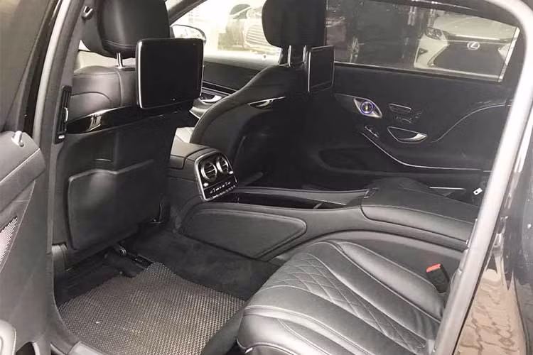 Mercedes-Maybach S600 2015 sử dụng động cơ V12 tăng áp kép, dung tích 6.0 lít, sản sinh công suất cực đại 530 mã lực và mô-men xoắn cực đại 830 Nm. Kết hợp với hộp số tự động 7 cấp 7G-Tronic Plus, xe mất 5 giây để tăng tốc từ 0-100 km/h trước khi đạt vận tốc tối đa 250 km/h.