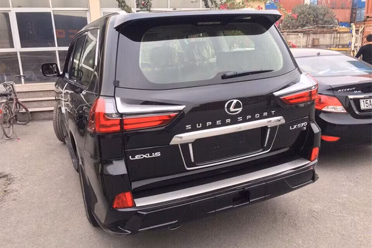 Ở phía đuôi xe, dòng chữ "Super Sport" lớn ở chính giữa, logo LX570 S đặt phía bên tay phải. Cản sau thiết kế mới. Kích thước của xe không thay đổi. Các công nghệ về đèn pha, gương chiếu hậu giữ nguyên so với LX570 tiêu chuẩn. Ngoài ra, phải kể đến bộ mâm hợp kim cỡ 21inch được sơn 2 tông màu tương phản cá tính.