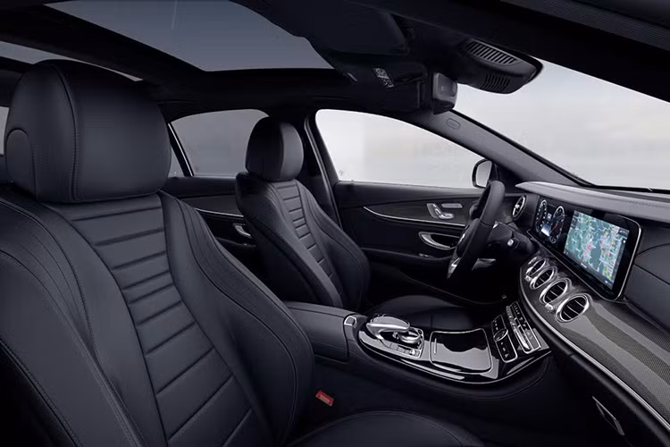 E-Class cũng là chiếc xe ưa thích của giới doanh nhân và những người nổi tiếng tại Việt Nam. E-Class được hơn 70% khách sạn và khu nghỉ dưỡng 5 sao trên toàn quốc lựa chọn làm phương tiện đưa đón khách VIP.