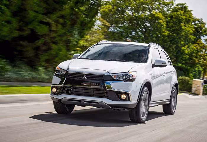 Hiện chưa rõ Mitsubishi Outlander 2016 tại Việt Nam sử dụng động cơ nào, rất có thể nó sẽ sử dụng động cơ MIVEC 4 xy-lanh, dung tích 2,4 lít giống như một số phiên bản tại thị trường Châu Á khác - Về cơ bản xe được trang bị đèn pha LED và dải đèn LED định vị ban ngày, bộ vành hợp kim hai màu 18 inch, lốp 255/55...