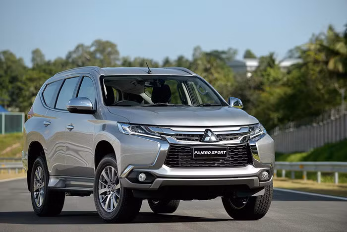 Được hãng xe Nhật trình làng thế giới đầu tiên tại triển lãm xe hơi quốc tế New York International Auto Show 2015 (04/2015). Bên cạnh ngôn ngữ thiết kế mới "Dynamic Shield", Mitsubishi Outlander mới cũng được hoàn thiện hơn 100 đặc tính về chế tạo và thiết kế, cải tiến đáng kể mức độ tinh tế và trải nghiệm lái tổng thể cho xe.