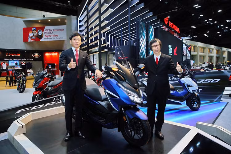 Honda Forza 350 mới trang bị động cơ eSP+ hiện đại, xylanh đơn, dung tích 330 cc, làm mát bằng dung dịch. Công nghệ động cơ eSP+ giúp giảm thiểu sự ma sát của các chi tiết bên trong động cơ, qua đó tăng hiệu năng động cơ và giữ mức tiêu thụ nhiên liệu 31 km/lít.
