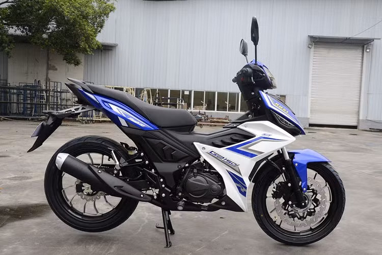 Theo thông tin được chia sẻ, mẫu xe máy Rusi Flash 150 đến từ hãng xe lạ mang tên Yingang có trụ sở tại Trùng Khánh đến từ Trung Quốc. Với phân hạng xe côn tay trong phân khúc 150 phân khối, Rusi Flash 150 2021 sẽ cạnh tranh trực tiếp cùng Honda Winner và Yamaha Exciter.