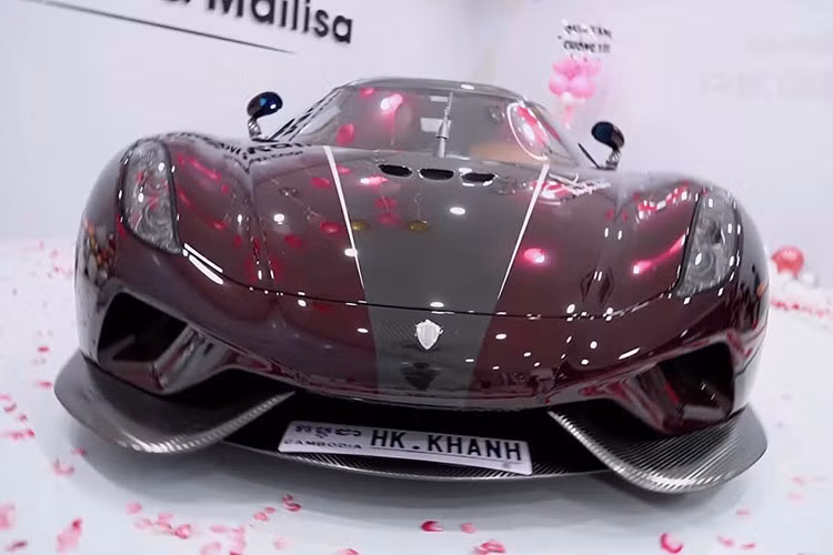 Việc sở hữu xe Koenigsegg Regera của Hoàng Kim Khánh cũng giúp đại gia quê Hải Dương là 1 trong 80 chủ xe Koenigsegg Regera trên toàn thế giới. Ngoài ra, chiếc xe Koenigsegg Regera của Hoàng Kim Khánh còn sở hữu tùy chọn màu đỏ carbon rất đắt đỏ. 