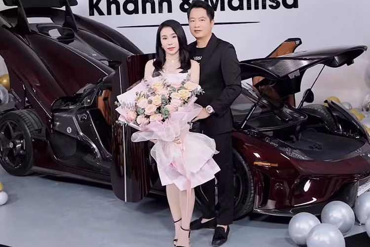Vào ngày 27/2/2022, doanh nhân đại gia siêu xe Hoàng Kim Khánh đã chính thức thông báo về việc chiếc xe Koenigsegg Regera độc nhất Việt Nam đã có mặt tại garage của mình và còn làm ra 1 video hết sức thú vị khiến người xem không khỏi ngưỡng mộ.