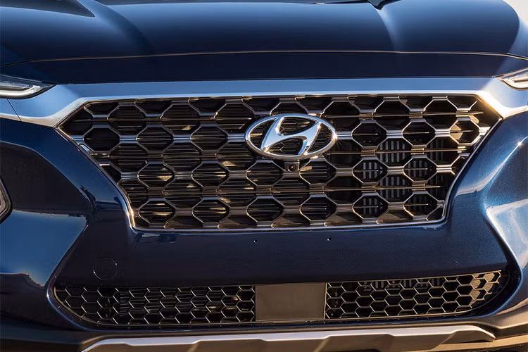 Những hình ảnh rò rỉ cho thấy mẫu xe Hyundai Palisade sở hữu thiết kế vuông vắn, mạnh mẽ, cụm đèn pha mắt hí và lưới tản nhiệt kiểu cách.