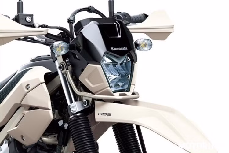 Trong khi vẫn sử dụng bộ vành nan hoa 21 inch cho phía trước và 18 inch cho phía sau kèm lốp offroad chuyên dụng. Tuy nhiên hành trình giảm xóc của phiên bản Sherpa ngắn hơn so với bản tiêu chuẩn.