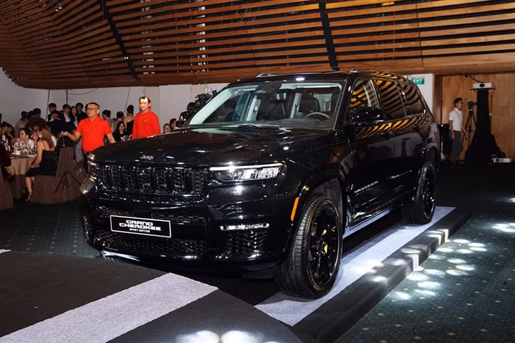 Cung cấp sức mạnh cho Grand Cherokee L là khối động cơ Pentastar V6 cho công suất 293 mã lực, mô-men xoắn cực đại 353 Nm. Động cơ đi cùng hộp số tự động 8 cấp và hệ dẫn động 4 bánh. Người lái có thể chọn lựa 4 chế độ lái (Snow, Sand/Mud, Sport và Auto) thông qua núm xoay đặt ở khu vực trung tâm.