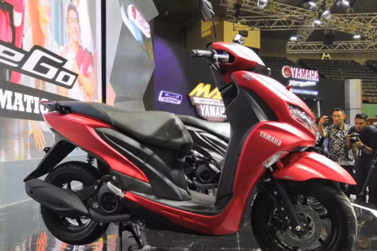 Cùng mang phong cách xe ga thể thao, Yamaha FreeGo 125 mới lại sở hữu ngoại hình khá tương đương với người anh em NVX. Tuy nhiên thiết kế của mẫu FreeGo mới có phần mềm mại, ít góc cạnh với thân xe khá bầu bĩnh và tròn trịa tương tự như mẫu Yamaha NM-X.