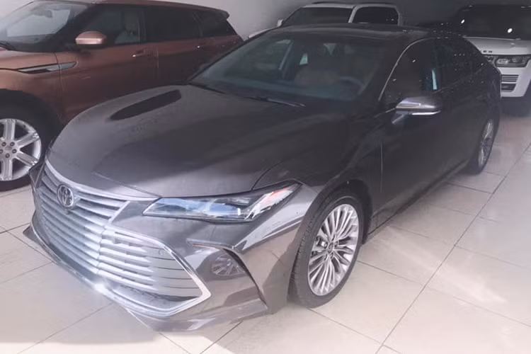 Tại thị trường Mỹ, giá xe Toyota Avalon Limited 2019 khởi điểm từ 41.800 USD. Nếu được nhập khẩu qua cơ sở tư nhân tại Việt Nam, dự đoán mức giá của mẫu xe sedan hạng sang này khoảng hơn 3 tỷ đồng