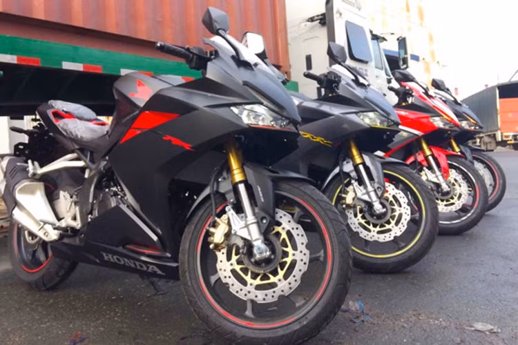 Theo đại diện của cửa hàng xe máy tư nhân tại TP HCM cho biết, CBR250RR bản 2017 sẽ có 3 màu là đen, xám và đỏ. Giá bán lẻ của xe sẽ ở mức trên 200 triệu đồng. Từng được Honda Việt Nam cho ra mắt tại triển lãm môtô, xe máy 2017 và sẽ phân phối chính hãng nhưng hiện mẫu xe này vẫn chưa được thông báo cụ thể về ngày bán ra cũng như mức giá.