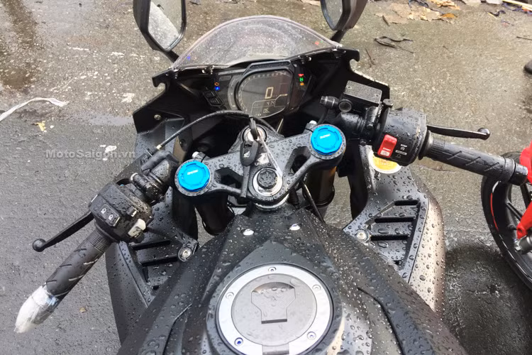 "Sinh sau đẻ muộn" so với các đối thủ, CBR250RR phiên bản 2017 cũng cung cấp nhiều tính năng vượt trội hơn hẳn. Chiếc xe sở hữu bướm ga điện tử (ride-by-wire) khiến Honda có thể tích hợp cho CBR250RR hệ thống lái 3 chế độ như những mẫu xe phân khối lớn cấp cao hơn. Bảng đồng hồ của xe khá lạ mắt với nền đen chữ trắng và có cả tính năng bấm giờ đo thời gian hoàn thành một vòng đua.