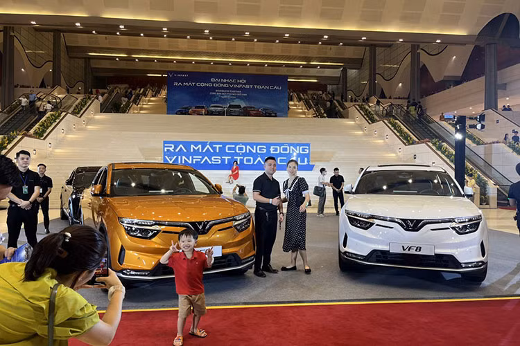 Hon 3.000 nguoi tham du dai nhac hoi Cong dong VinFast toan cau