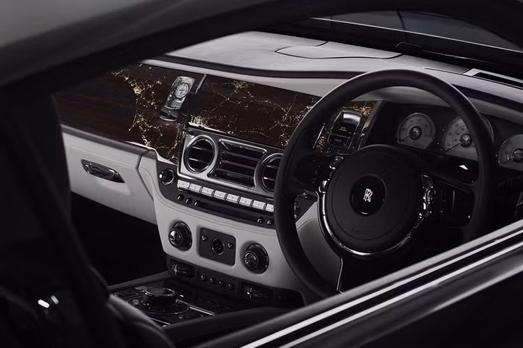 Ngay từ diện mạo bên ngoài, Rolls-Royce Wraith Eagle VIII Collection đã muốn nhắc về cuộc phiêu lưu vào đêm tối mù mịt của Alcock và Brown. Thân xe được hoàn thiện trong hai tông màu Gunmetal và Selby Grey, kết hợp lưới tản nhiệt phủ sơn đen và vành xe đánh bóng sơn mờ.