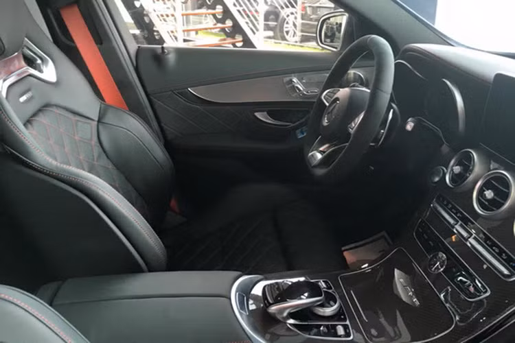 Những trang bị đáng chú ý trên C63 S Edition 1 là khóa vi sai cầu sau điện tử giúp tốc độ quay bánh sau xe thấp hơn. Chống trượt và tăng độ bám đường; chân đế động cơ có thể dễ dàng điều chỉnh độ cứng qua nút điều khiển AMG DYNAMIC SELECT cũng là một công nghệ nổi bật.