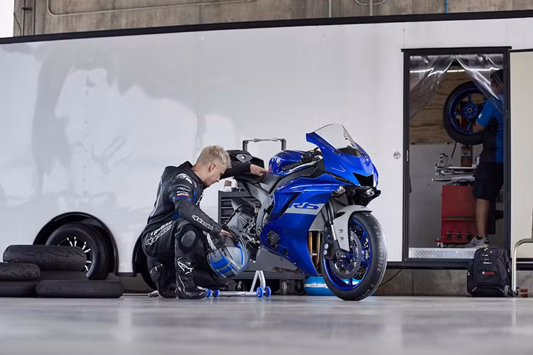 Ở phiên bản Race của Yamaha R6, gói độ GYTR đầy đủ sẽ được các đại lý cung cấp cho khách hàng tùy chọn khi muốn tăng sức mạnh hoặc cải thiện chiếc xe đua của mình. Được biết, phiên bản Yamaha R6 Race 2021 mới và gói phụ kiện độ GYTR sẽ có mặt trên thị trường từ tháng 1/2021.