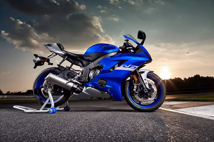 Đây là một trong những chiếc Sport bike đến từ Nhật Bản mạnh nhất và khó "nài" nhất trong phân khúc. Mới đây, một thông tin có thể khiến nhiều fan của dòng xe này phải shock khi có thể, mẫu xe Sport bike Yamaha R6 sẽ bị dừng sản xuất trong năm 2021.