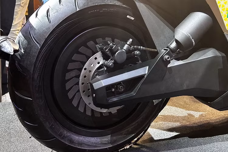 Cụm đồng hồ cảm ứng TFT 7 inch trên xe kết nối với hệ thống dẫn đường và kết nối với điện thoại thông minh. Xe còn trang bị đèn DRL nổi, đèn pha LED projector kép, trạm sạc điện thoại không dây và bánh xe hợp kim aero-disc 14 inch với lốp trước 110 và lốp sau 140.