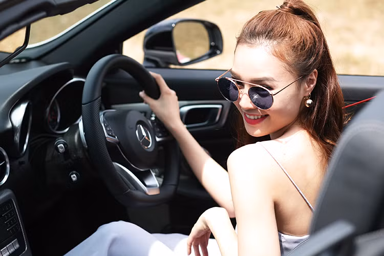 Điểm phân biệt SLC 43 AMG với các bản SLC khác đó là cặp ống xả kép nằm đối xứng dưới cản sau. Ngoài ra, bên trong khoang lái, hãng xe Mercedes-Benz đã trang bị cho xe vô-lăng thể thao mới, bảng đồng hồ có thiết kế sửa đổi, hệ thống thông tin giải trí COMAND thế hệ mới nhất cùng những tùy chọn màu da và ốp nội thất mới.