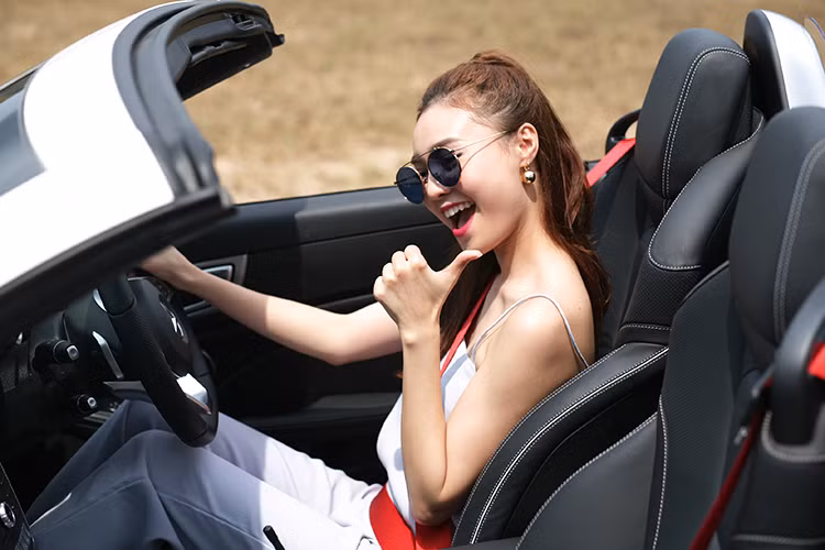 Mui trần SLC 43 AMG cũng được Mercedes-Benz trang bị sẵn cặp ghế thể thao ôm hông hơn, được bọc trong da cao cấp với 2 tông màu đen - đỏ đầy kích thích. Trong khi đó, các chi tiết ốp trong xe được làm giả carbon với những đường vân nổi tạo vẻ mạnh mẽ cho chiếc xe.