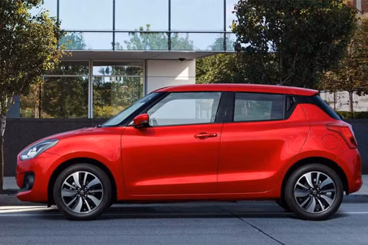 Suzuki Swift mới chỉ nặng 970 kg, giảm tới 80 kg so với phiên bản cũ. Bên cạnh đó xe cũng rộng hơn 40 mm nhờ kết cấu mới. “Swift mới nhẹ hơn, góc cạnh và nhanh hơn phiên bản cũ”, ông Masao Kobori - kỹ sư trưởng của dòng xe cỡ nhỏ Suzuki Swift cho biết.