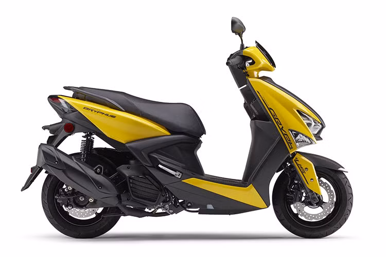 Yamaha Cygnus Gryphus 2025 mới khi được cải tiến để đáp ứng chuẩn khí thải mới tại thị trường quê nhà Nhật Bản. Khối động cơ này giúp xe đạt mức công suất tối đa tới 12 mã lực và xe có mức tiêu hao nhiên liệu rơi vào khoảng 42,4 km/lít.