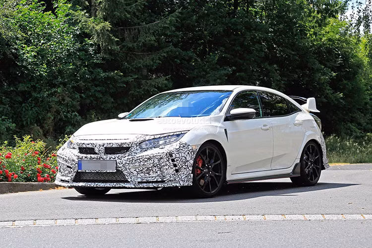 Thay đổi này cũng phù hợp với những tin đồn trước đó về việc Civic Type R sẽ có một phiên bản mới, dù rằng lúc đó người ta thiên về xu hướng Honda sẽ nhắm tới phân khúc thấp hơn. Tuy nhiên, việc có thêm bản cao cấp cạnh tranh cùng Focus RS (đang hơn Civic Type R 44 mã lực) cũng là một ý tưởng không tồi, nhất là nếu có thêm hệ dẫn động 2 cầu.