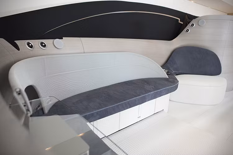  Arrow460-Granturismo Edition 1 trang bị đầy đủ những tiện nghi hiện đại, máy điều hòa nhiệt độ, hệ thống âm thanh, tủ cất rượu vang, máy làm nước đá. Giường và bàn bên trong có thể được xếp gọn để tạo ra nhiều không gian hơn. Cửa sổ lớn chiếc du thuyền có thể thu gọn đồng thời tự điều chỉnh theo ánh sáng mặt trời.