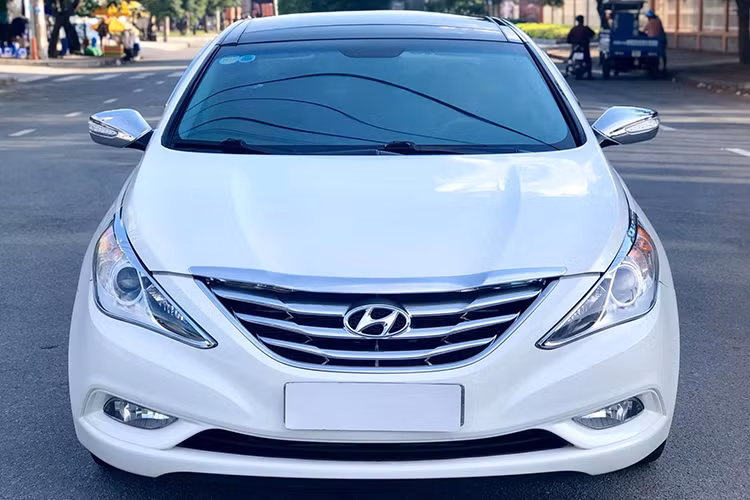 Nhận thấy sự cần thiết phải có một bộ nhận diện thương hiệu mới để nâng cao hình ảnh Hyundai, ông Chung Mong-Koo – Chủ tịch Tập đoàn Hyundai Motor và ông Oh Suk-Geun – Thiết kế trưởng của Hyundai lúc đó đã lần đầu đưa ra ý tưởng về Fluidic Sculpture vào năm 2007.