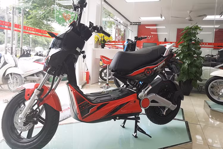 Tham khảo tại các đại lý xe VinFast, các nhân viên tại đây cũng đã xác nhận thông tin bán ra hai mẫu xe này. Phía đại lý cũng cho hay, thời điểm VinFast bán ra thị trường hai mẫu xe này dự kiến vào đầu tháng 8 tới. Các bản xe được trưng bày ở đại lý cũng chưa phải là bản chính thức sẽ bán ra thị trường.