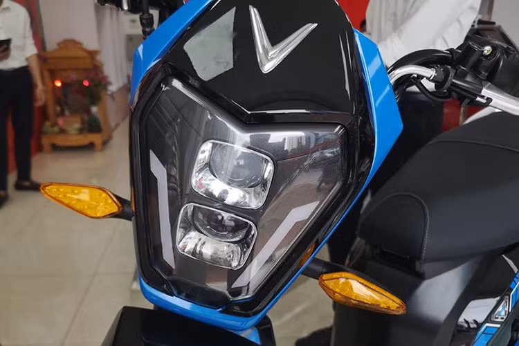 Tìm hiểu tại một số đại lý, được biết mẫu xe máy điện Vinfast Ludo được định vị hướng tới các khách hàng là học sinh, sinh viên nữ trong Impes sẽ dành cho nam giới. Cả 2 mẫu xe trên đều có thiết kế đơn giản, không cầu kì hay tạo dáng bắt mắt, thời trang như Klara và có giá bán rẻ hơn.