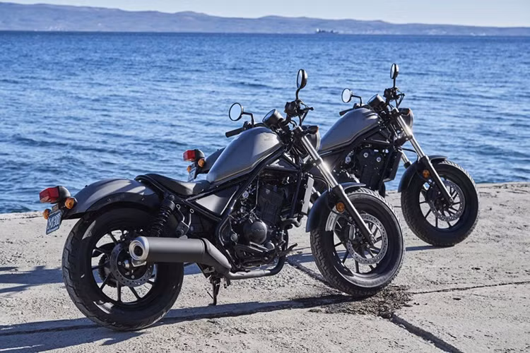 Trên Thế giới và ngay cả tại Việt Nam, xe môtô Honda Rebel là một dòng xe phân khối lớn đã quá quen thuộc với nhiều người yêu xe. Được ra mắt từu năm 1985 với các phiên bản 125 và 250 cc, Rebel đã đạt được thành công nhờ thiết kế đậm phong cách Mỹ, kích thước nhỏ gọn và mức tiêu thụ nhiên liệu thấp, hướng tới những tay lái trẻ. 