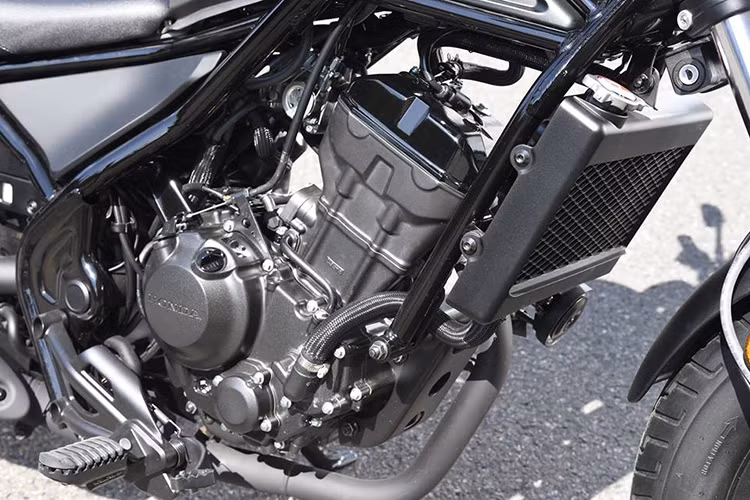Ngoài việc được trang bị khối động cơ hoàn toàn mới - về màu sắc, Honda Rebel 250 2017 sẽ có 3 tùy chọn là bạc nhám, vàng chanh và đen. Trong khi đó, Honda Rebel 500 2017 có 2 tùy chọn màu sắc là bạc nhám và đỏ. Với hai phân khúc này, theo nhận định của giới chơi xe Rebel 2017 khá phù hợp với người sử dụng Châu Á.
