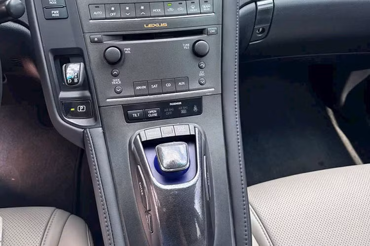 Dù là xe hybrid, HS 250h lại bị đánh giá là “hao xăng” hơn so với Toyota Prius – người anh em cùng khung gầm. Theo người bán, mức tiêu hao nhiên liệu trung bình vào khoảng 6 lít/100km đường hỗn hợp.