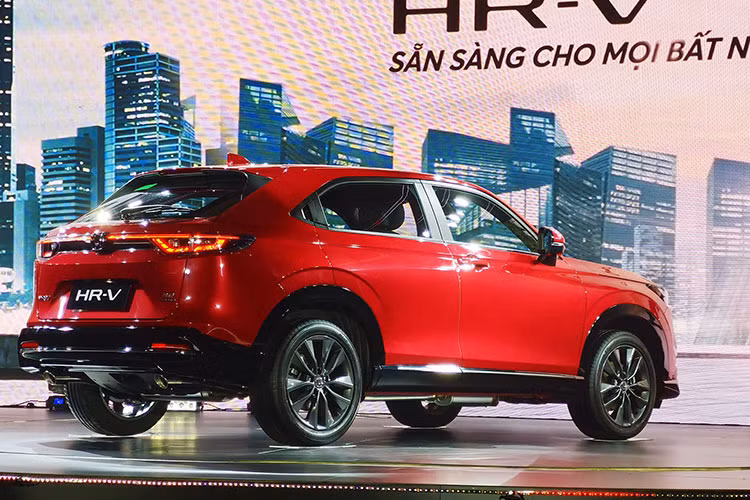 Kích thước tổng thể (dài x rộng x cao) của xe lần lượt là 4.385 x 1.790 x 1.590 mm, chiều dài cơ sở 2.610 mm. Như vậy, so với đời cũ, chiều dài xe nay đã được tăng thêm 51 mm, rộng hơn 18 mm nhưng thấp hơn 15 mm. Còn chiều dài cơ sở không có sự thay đổi.